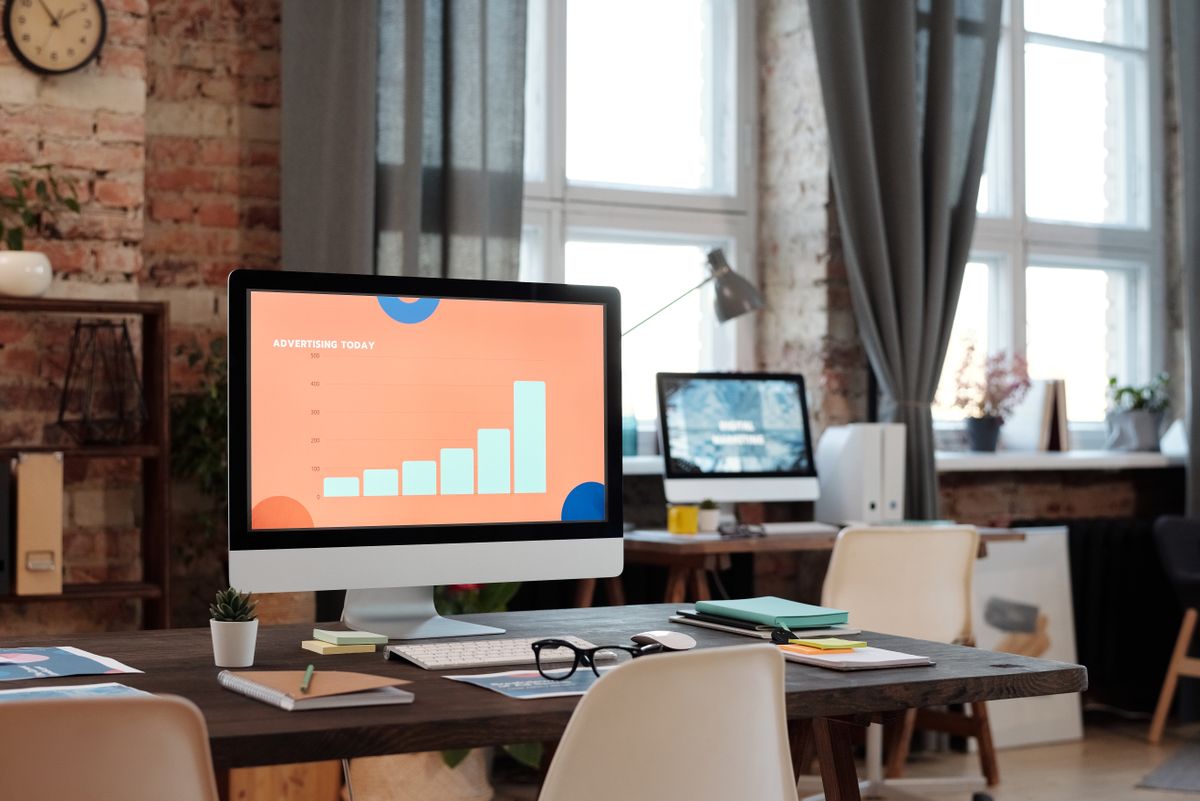 Computer con grafici e informazioni di marketing