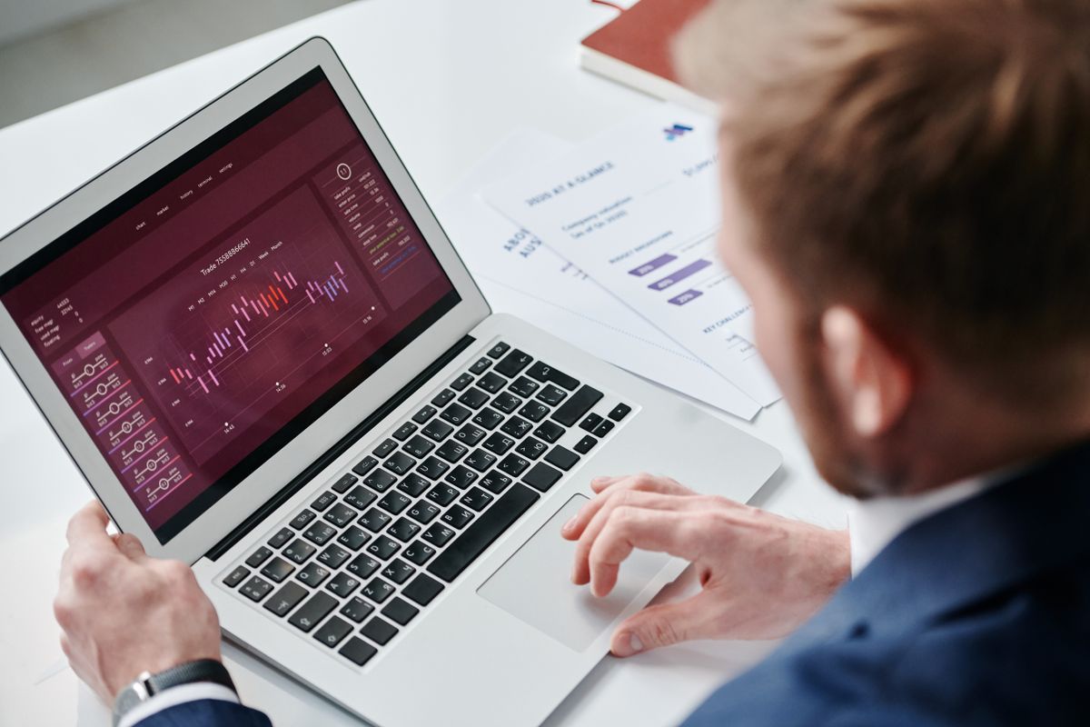 Analisi di dati aziendali su un computer portatile